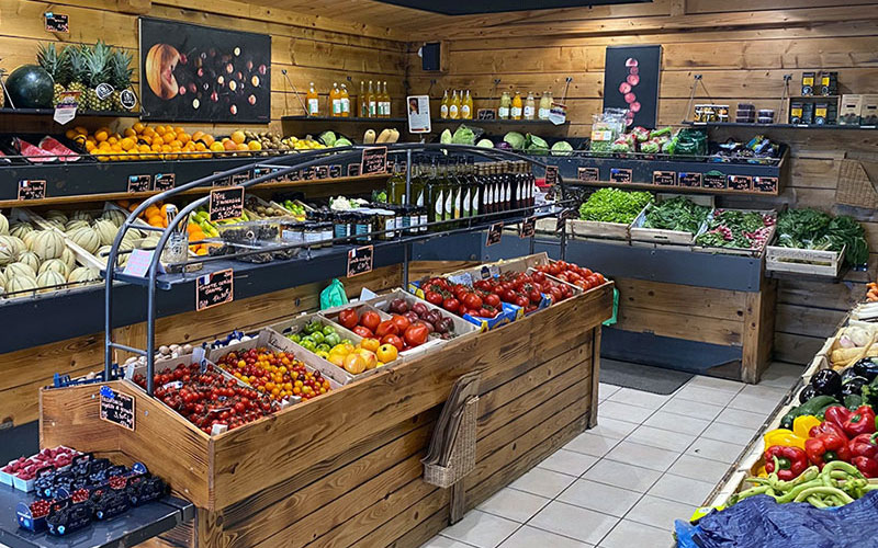 intérieur du magasin l'instant primeur avec étalage des fruits et légumes